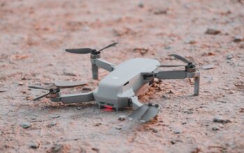 Een drone die verschillende soorten lading vervoert in een open veld, met een focus op draagcapaciteit.