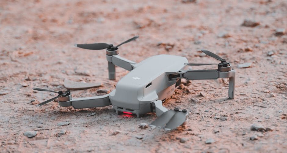 Een drone die verschillende soorten lading vervoert in een open veld, met een focus op draagcapaciteit.