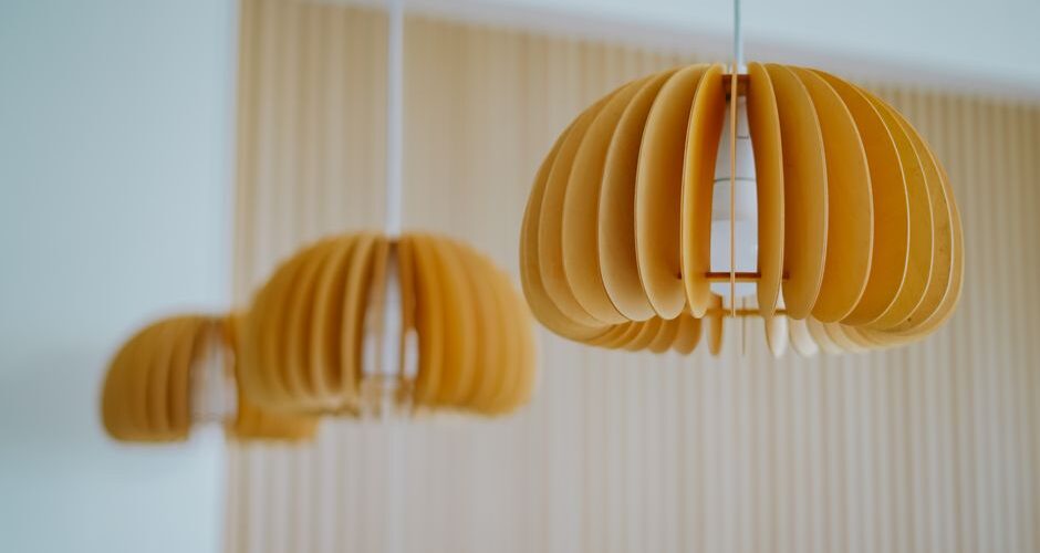 Plafonnier en bois clair illuminant un salon moderne, créant une atmosphère chaleureuse et apaisante.